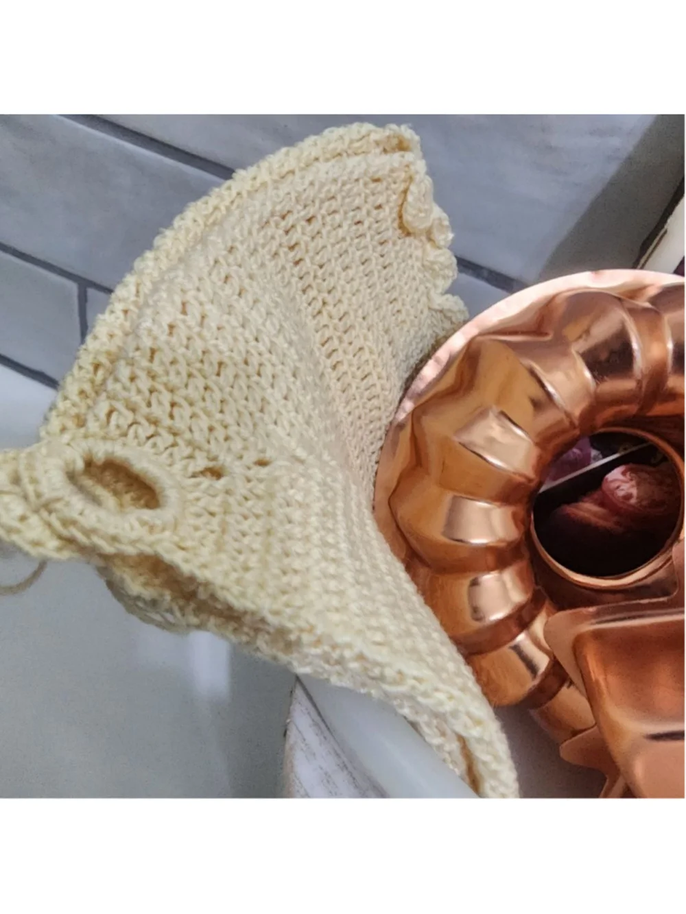 GlasBake Vignette. Includes 1-qt casserol, 3 copper-toned molds, Pot Holders
